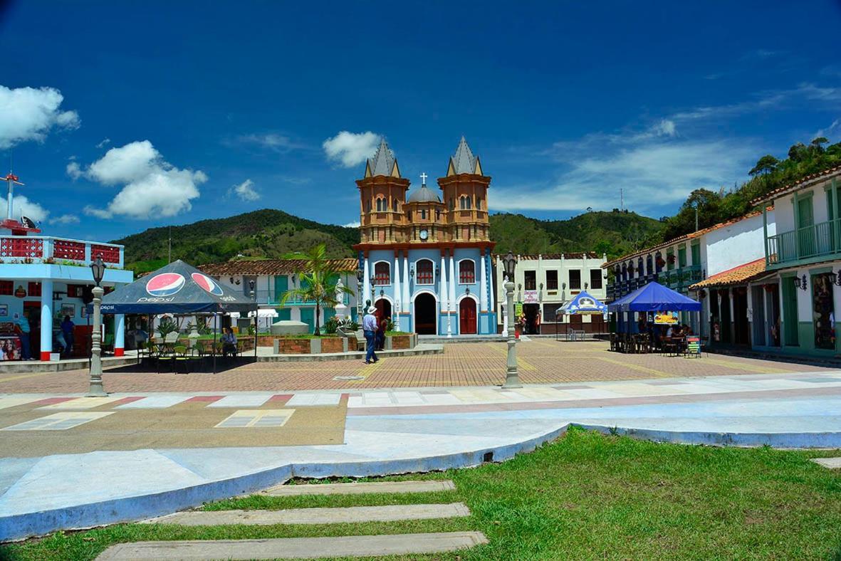 Hotel Campestre Alto Lindo En Гуатапе Экстерьер фото