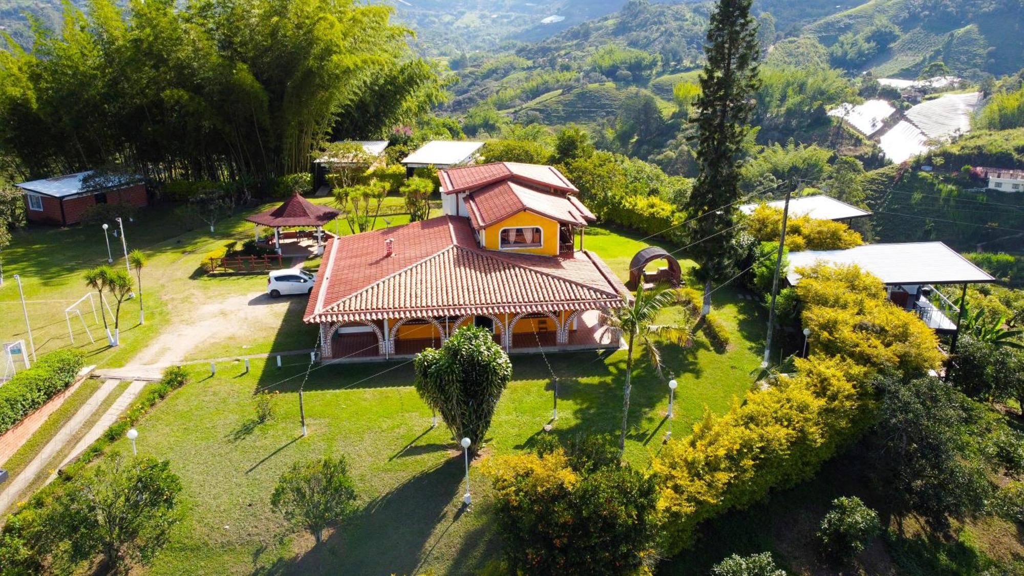 Hotel Campestre Alto Lindo En Гуатапе Экстерьер фото
